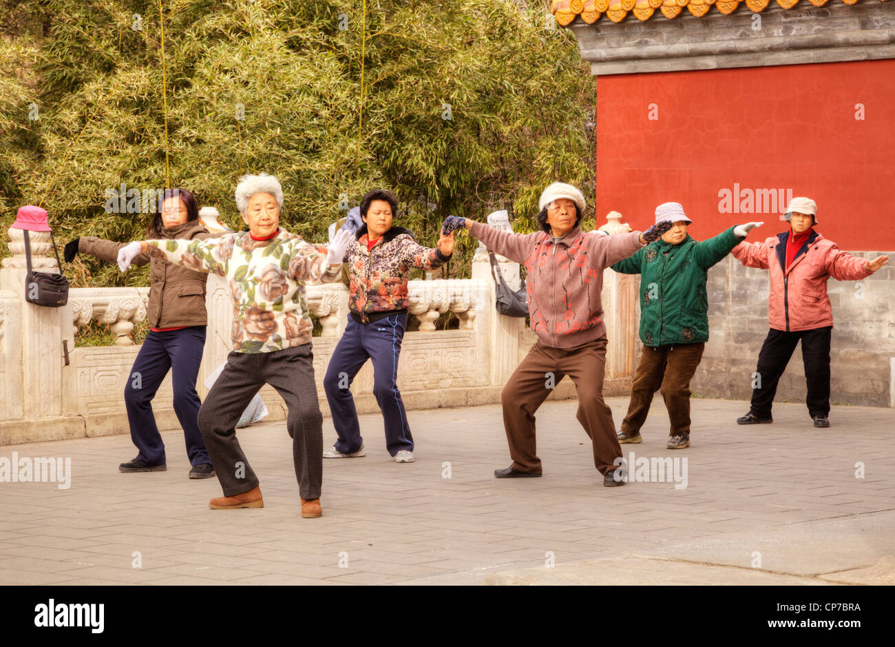 Groupe de femmes effectuant le tai chi ou tai chi en plein air au parc Jingshan, Beijing. Banque D'Images