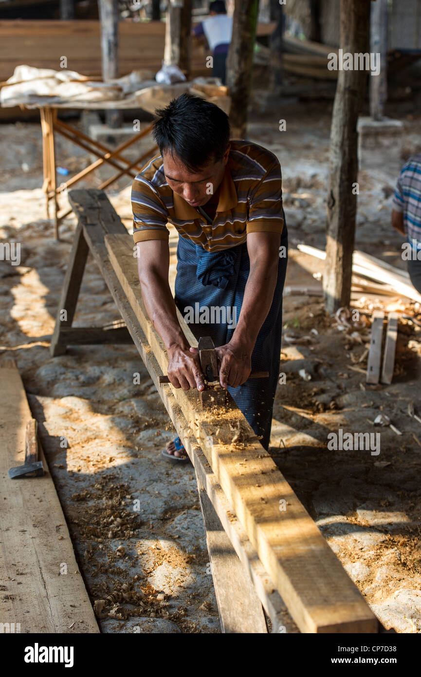Rabotage charpentier bois de teck, le lac Inle au Myanmar Banque D'Images