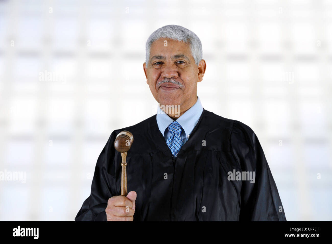 Minorité Senior juge dans sa robe au travail Banque D'Images
