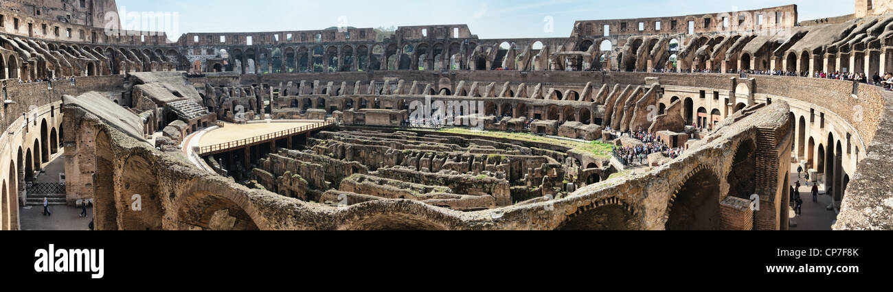 L'antique Colisée à Rome, Italie Banque D'Images