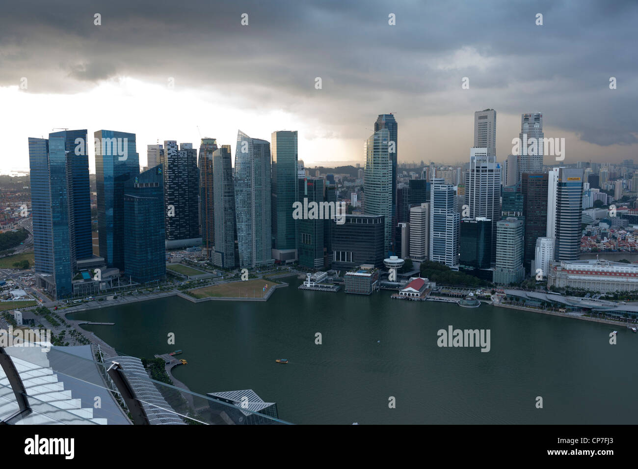 En regardant vers le quartier financier du centre-ville de sky scrapers le Marina Bay Sands Hotel observation deck Singapour Malaisie Banque D'Images