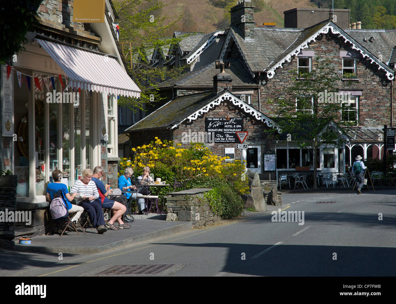 Les gens assis à l'extérieur salon de thé, dans le village de Grasmere, Parc National de Lake District, Cumbria, Angleterre, Royaume-Uni Banque D'Images