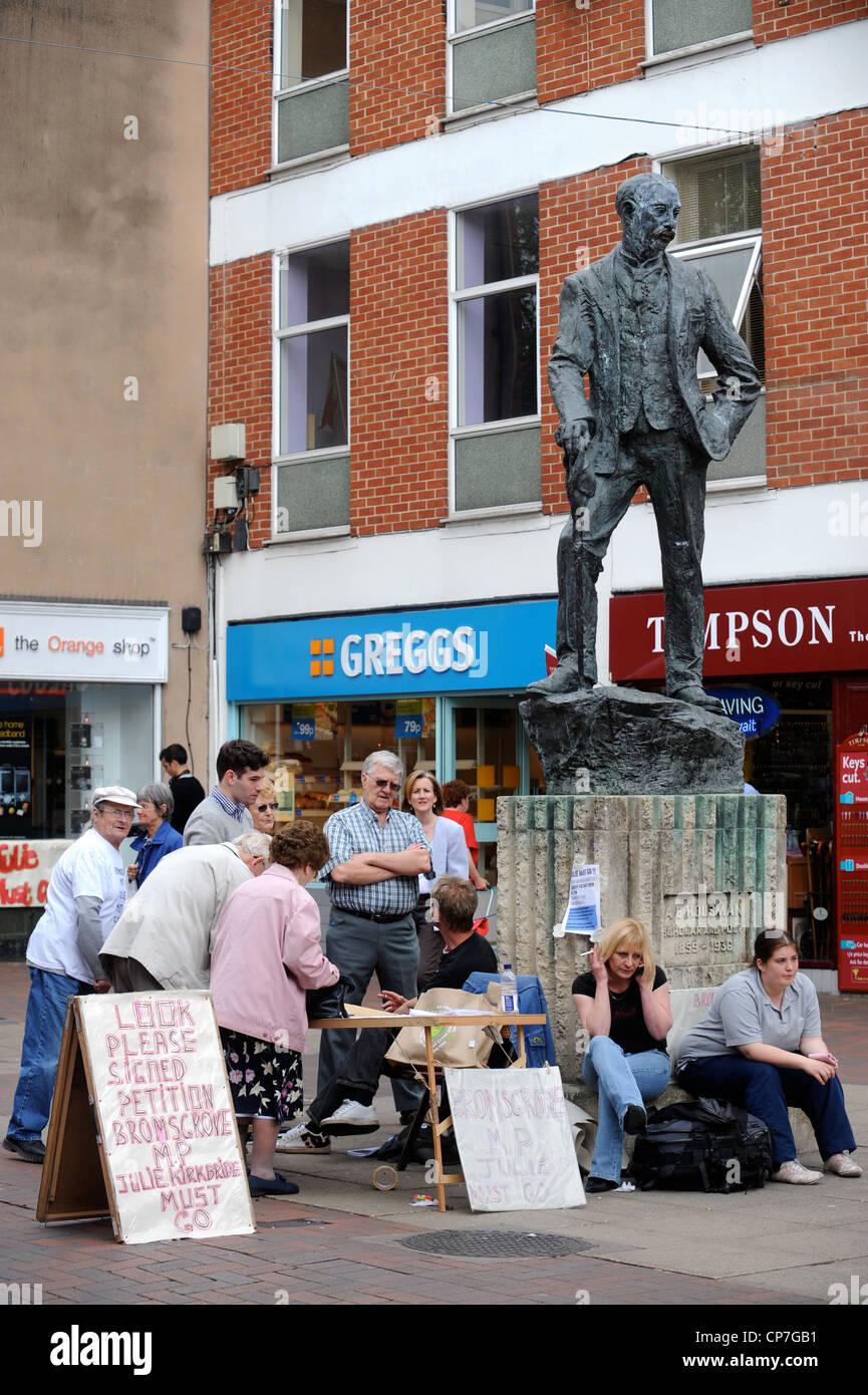 Bromsgrove centre-ville où un groupe réuni sous la statue du poète AE Housman protester contre leur député local Julie Kirkbride Banque D'Images
