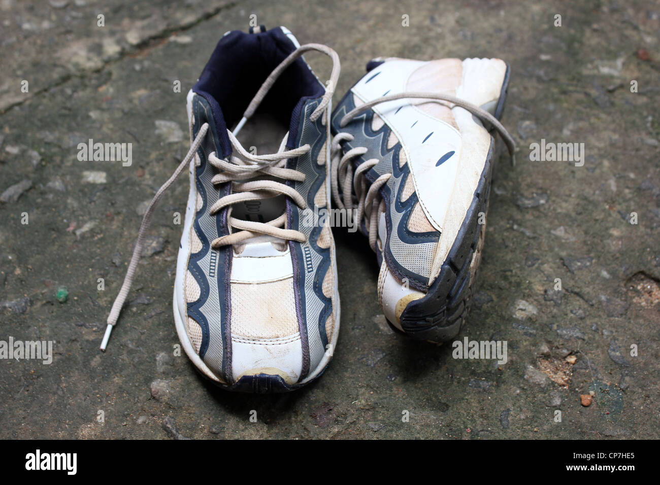 Une vieille paire de chaussures en toile blanche Banque D'Images