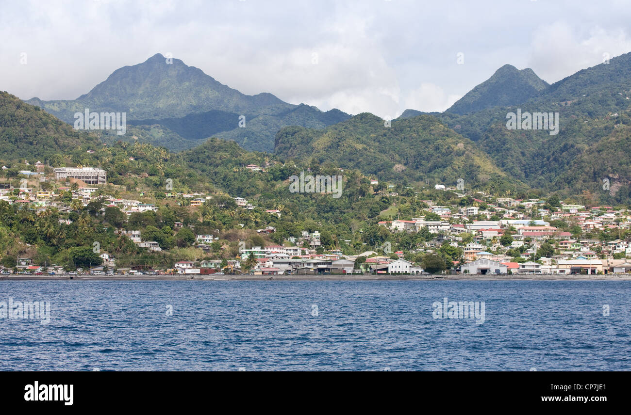 La capitale de la DOMINIQUE Roseau de la mer à Morne Prosper et morne anglais dans la distance Banque D'Images