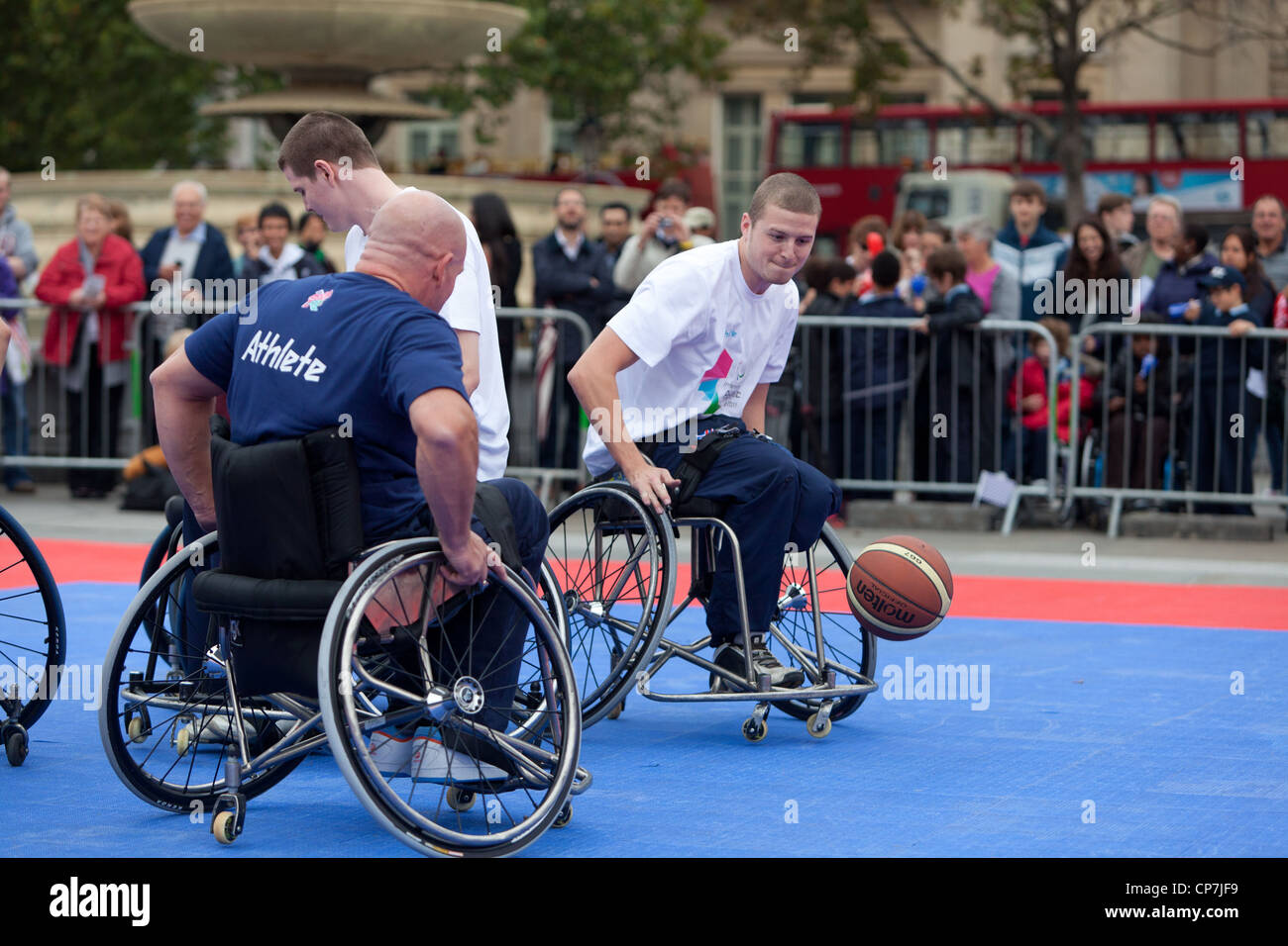 Les concurrents du basket-ball International Paralympic Day 2011, Trafalgar Square, Londres Banque D'Images