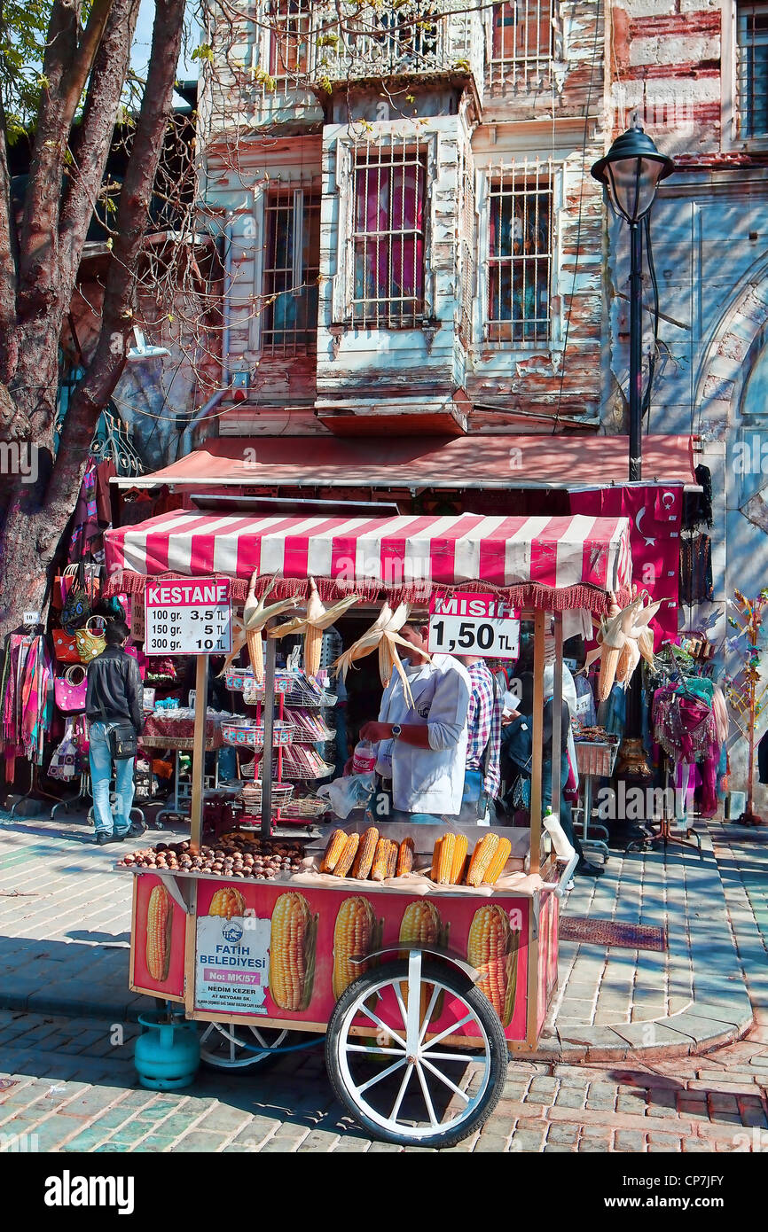 Le maïs en épi vendeur sur les rues d'Istanbul, Turquie Banque D'Images
