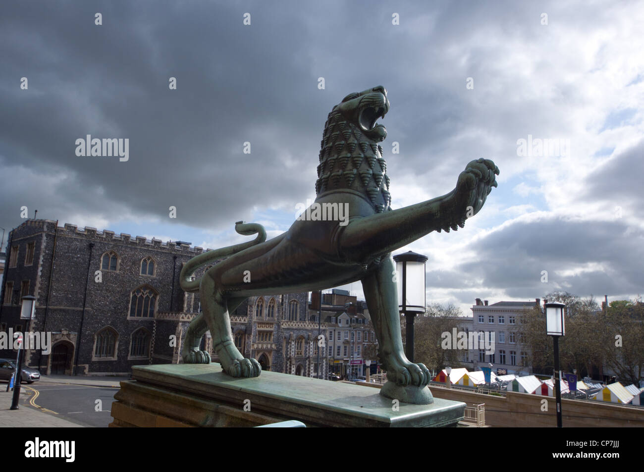 Hôtel de ville de Norwich lions en bronze, sculptée par "Alfred Hardiman" Banque D'Images