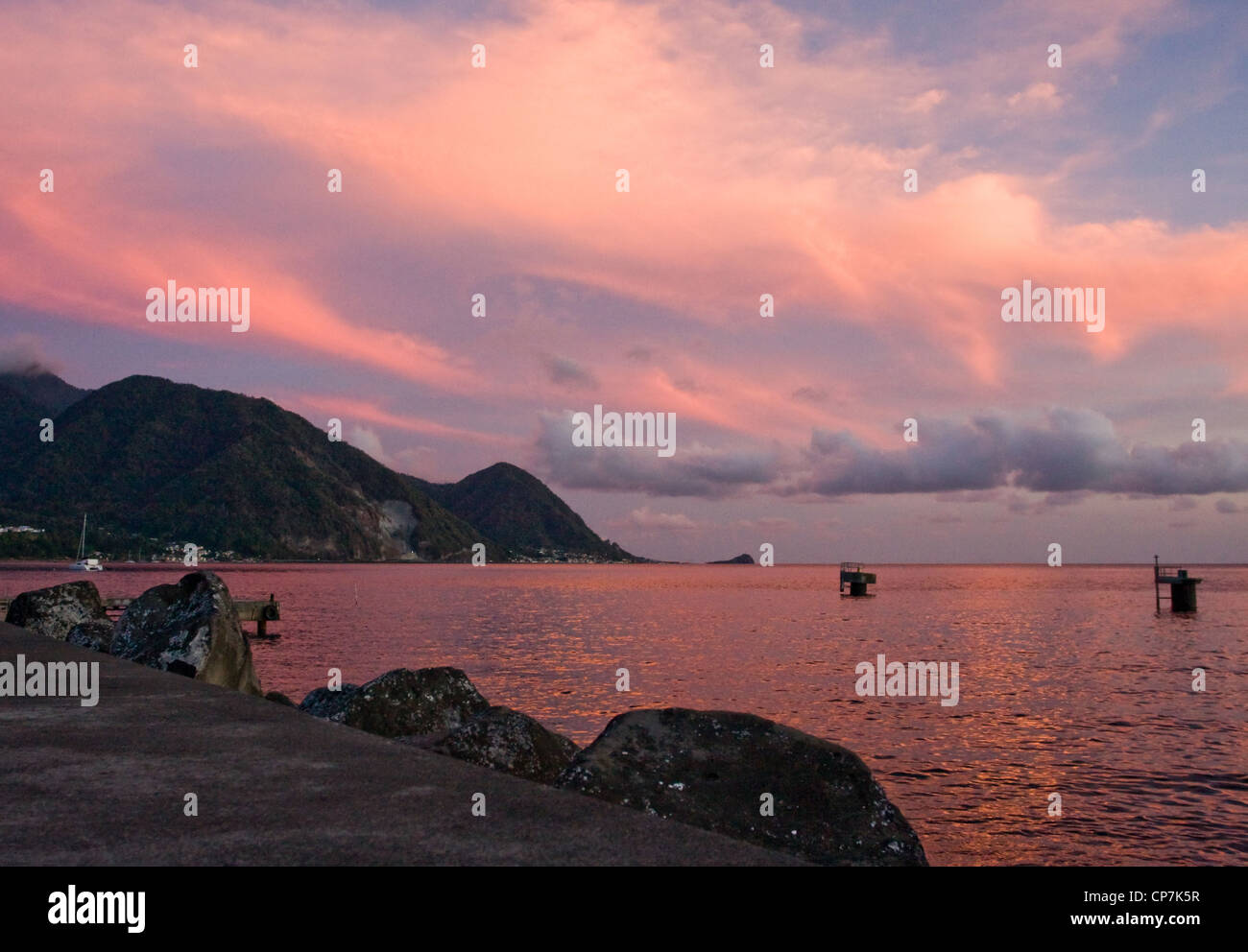 Coucher de soleil sur le port des Caraïbes au roseau la capitale de la Dominique dans les Antilles Banque D'Images