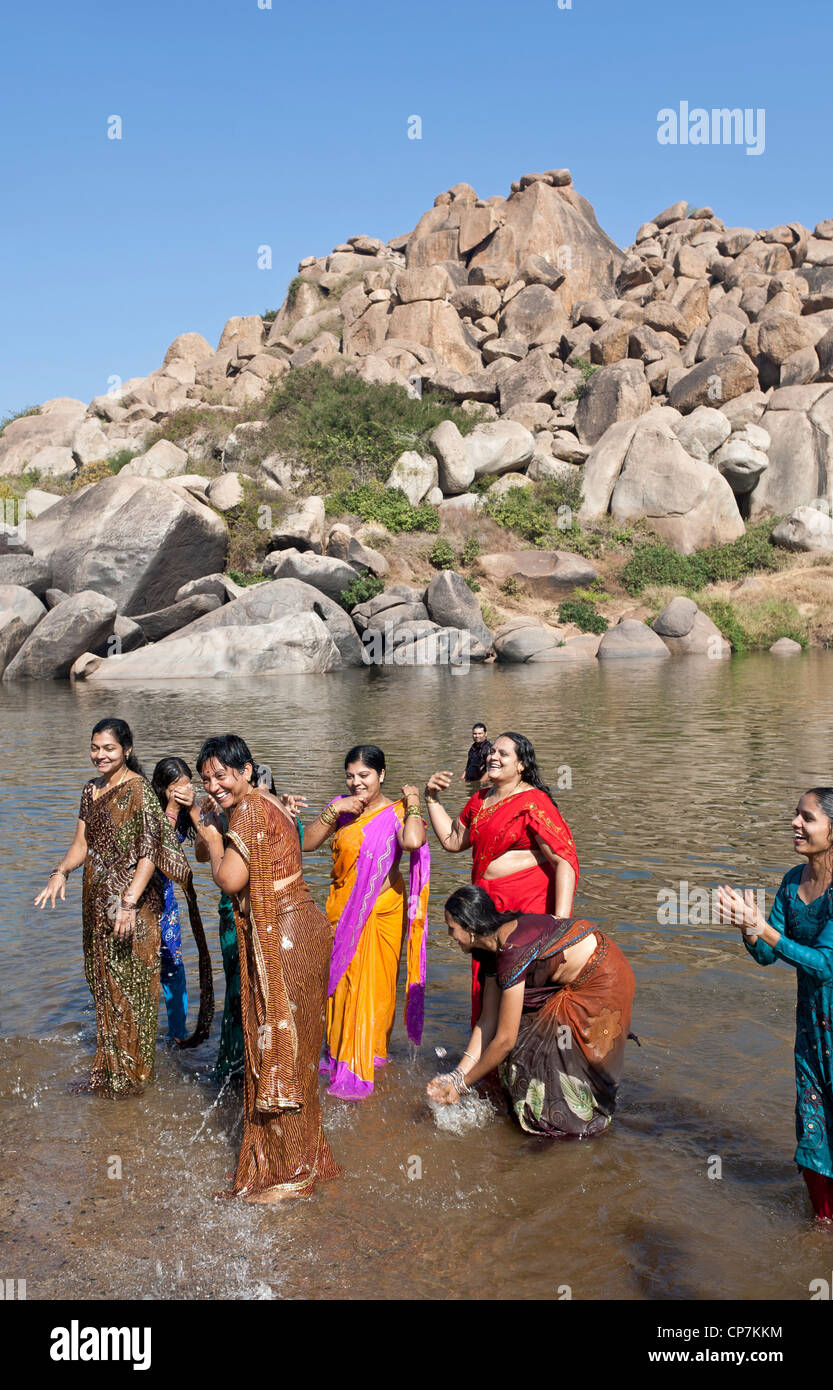 Les femmes indiennes se baigner dans la rivière Tungabhadra. Hampi. Karnataka. L'Inde Banque D'Images