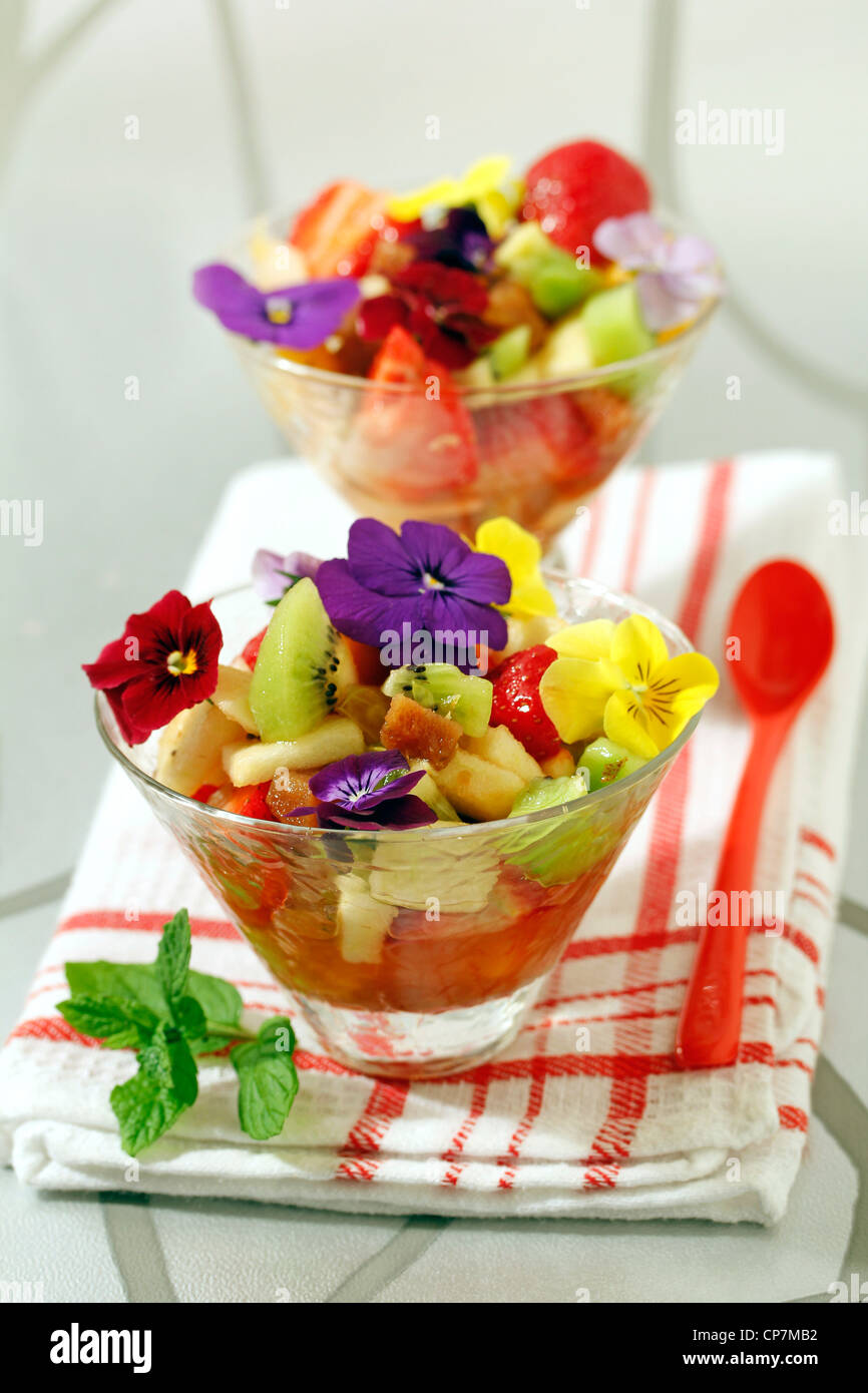 Salade de fruits avec de coing et de pétales. Recette disponible. Banque D'Images