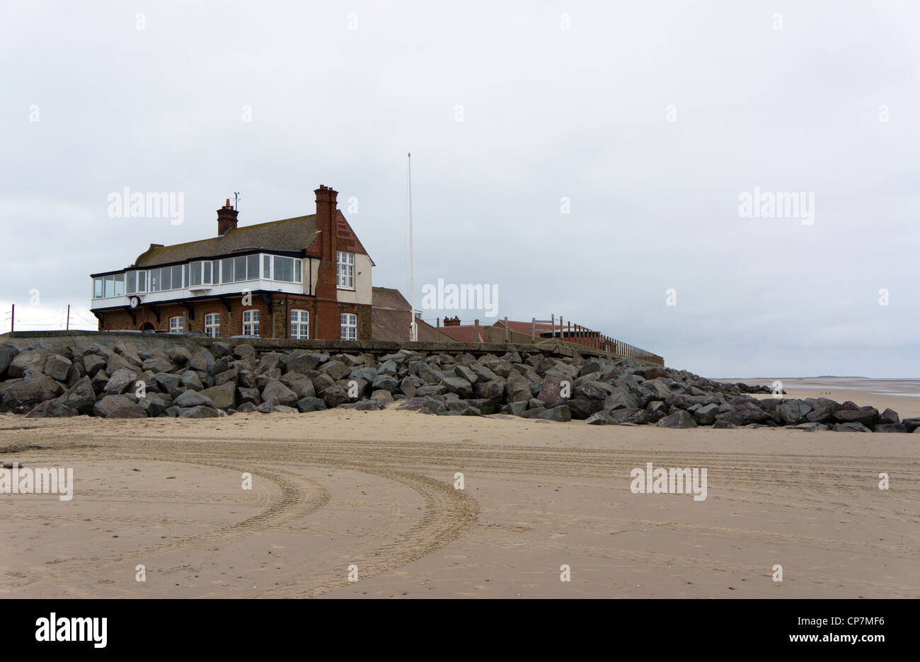 Rochers (enrochement), la protection de la Royal West Norfolk Golf Club club-house à partir de l'érosion côtière. Brancaster Banque D'Images