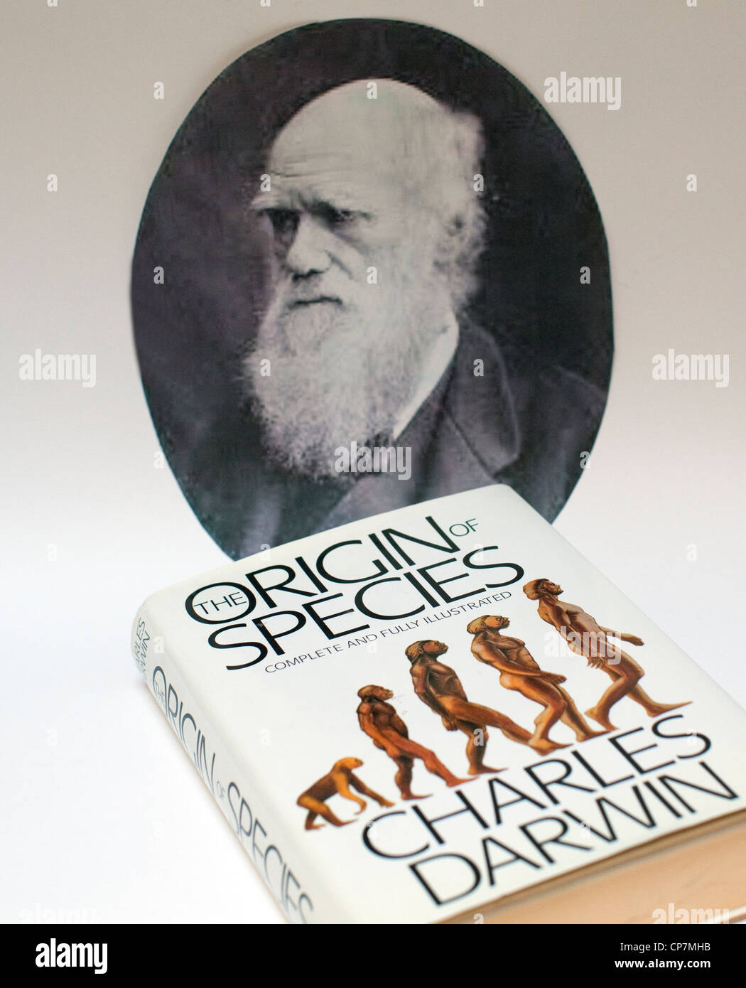 Portrait de Charles Darwin et son ouvrage l'origine des espèces, Londres Banque D'Images