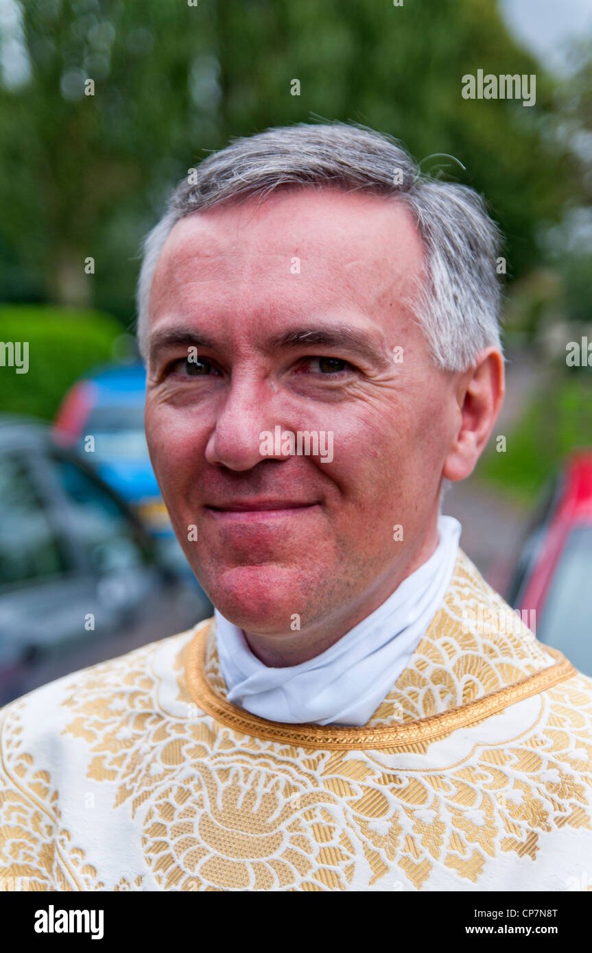 Le révérend docteur Robert Beaken en dehors de l'église Saint Katherines peu Bardfield Banque D'Images