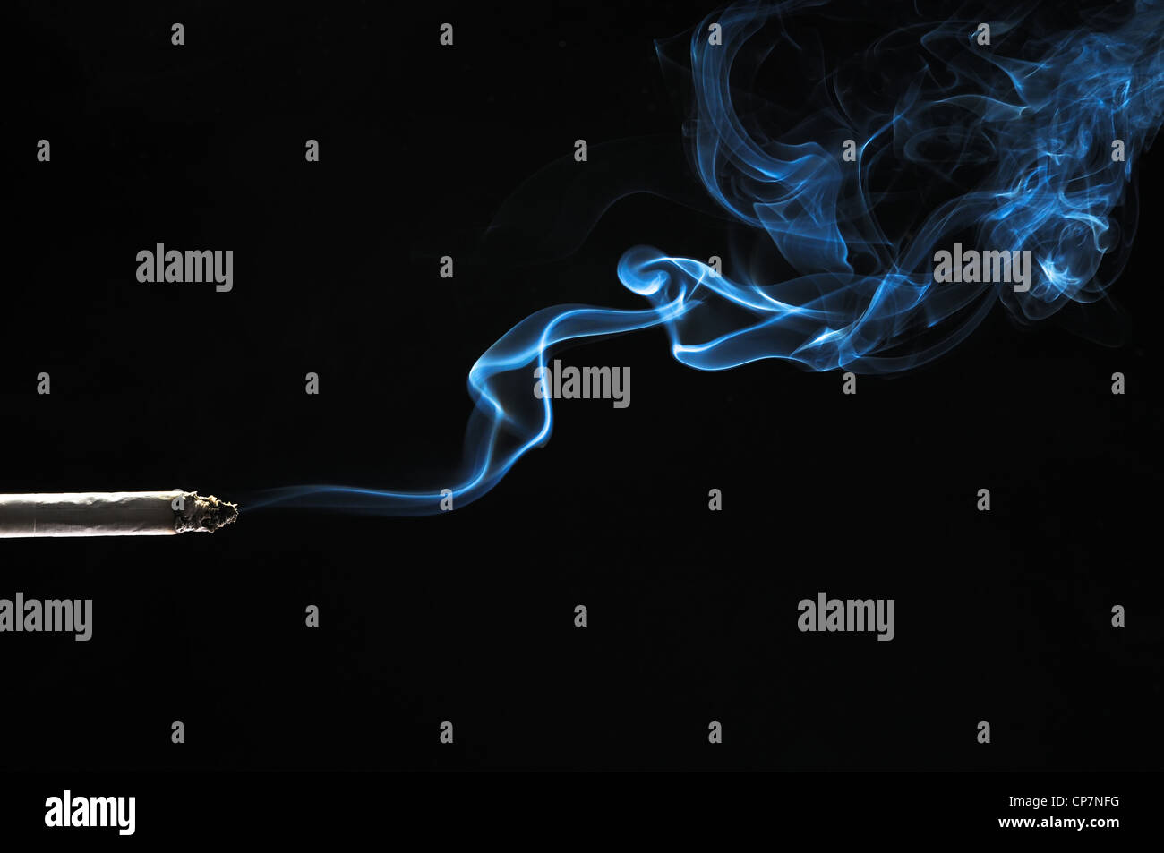 La fumée de cigarette avec fond noir Banque D'Images