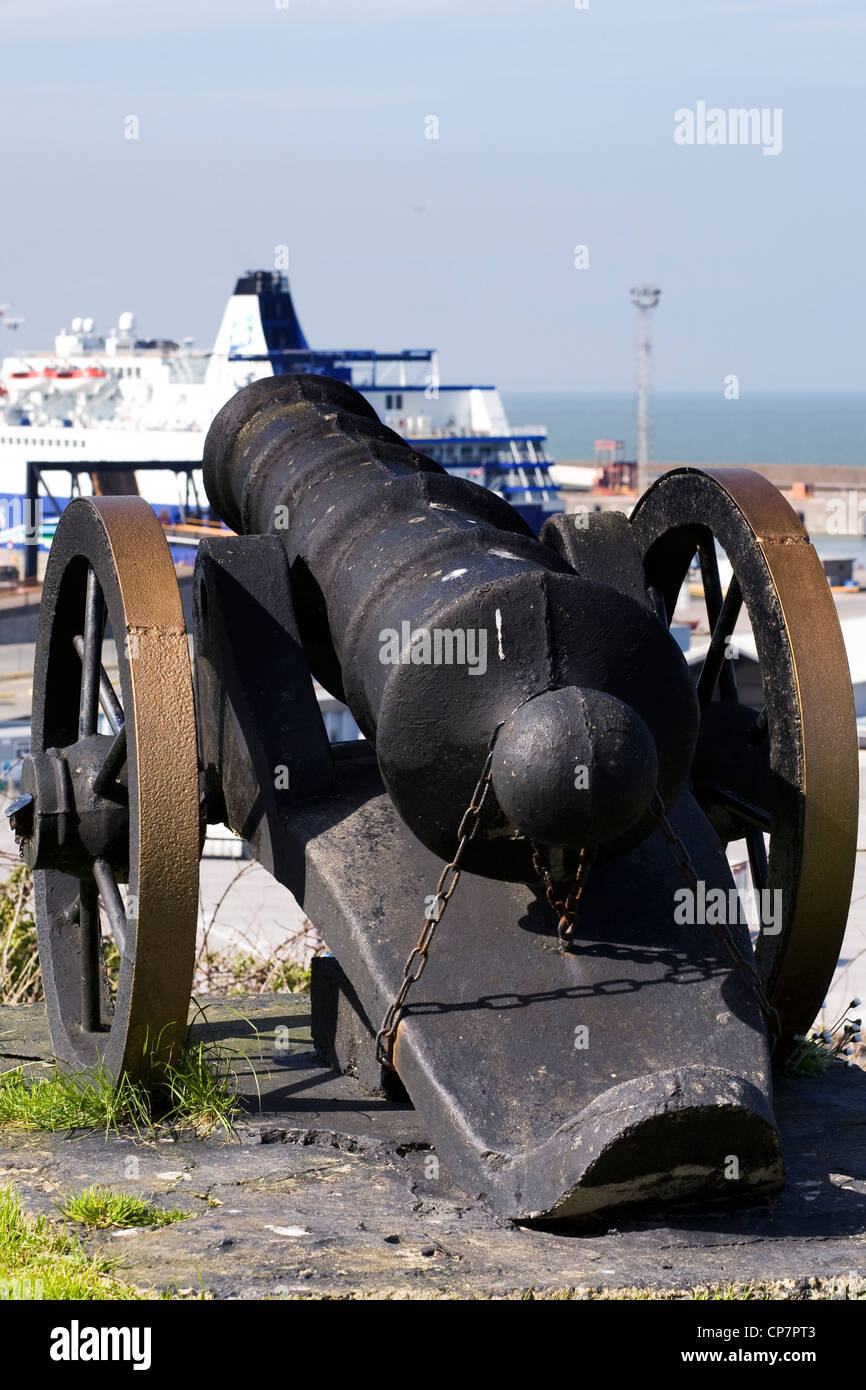 Vieux canon sur la côte à Rosslare Harbour, dans le comté de Wexford, Irlande Banque D'Images