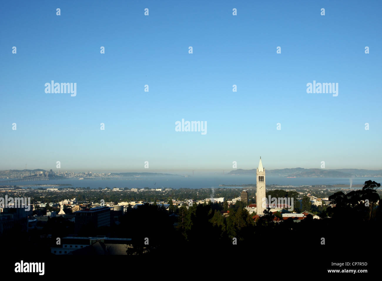 SATHER TOWER BERKELEY SAN FRANCISCO GOLDEN GATE BRIDGE BERKELEY CALIFORNIA USA 06 Octobre 2011 Banque D'Images