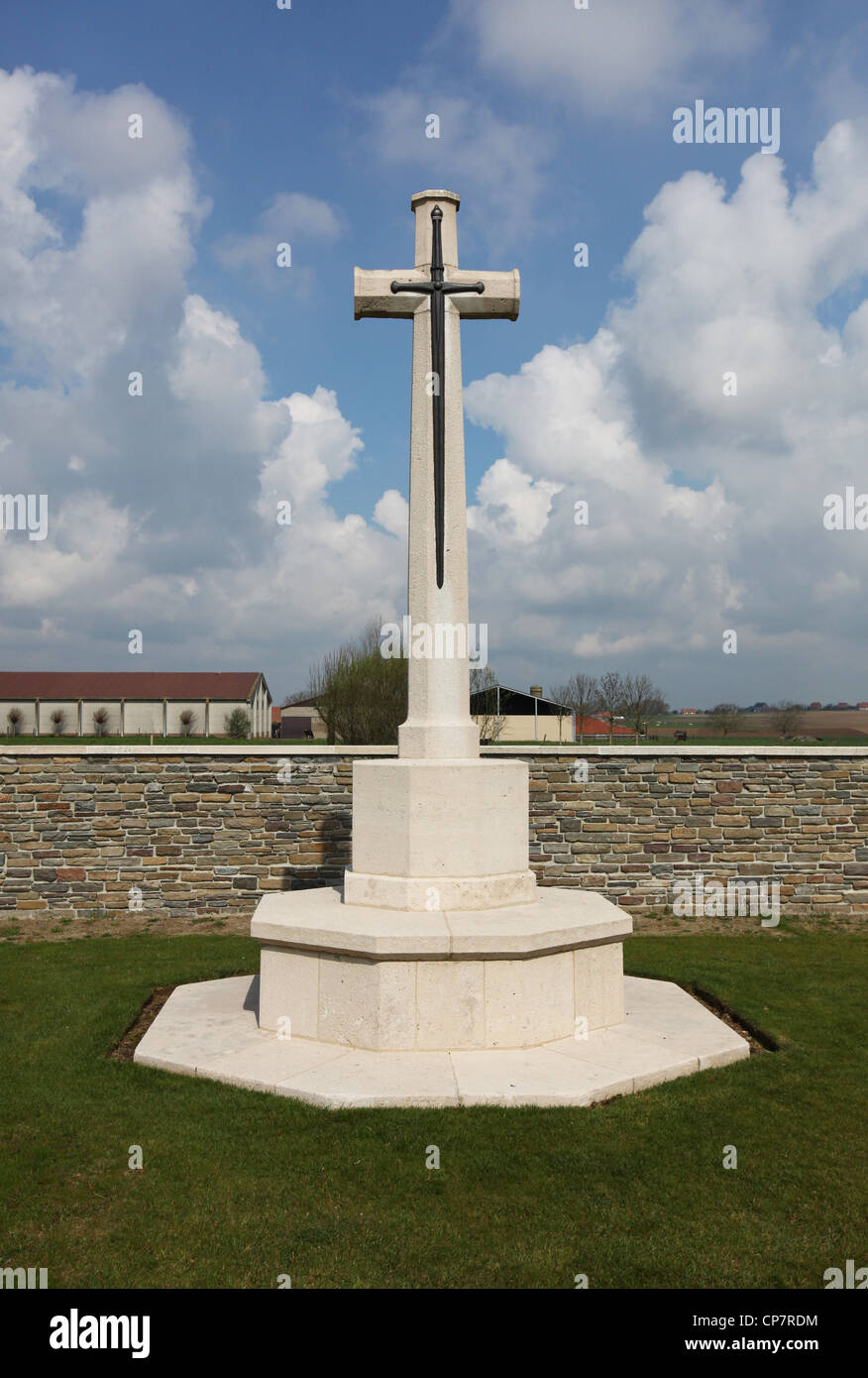 Croix du Sacrifice à Abeele cimetière militaire de l'aérodrome en Belgique mais mètres de la frontière avec la France Banque D'Images