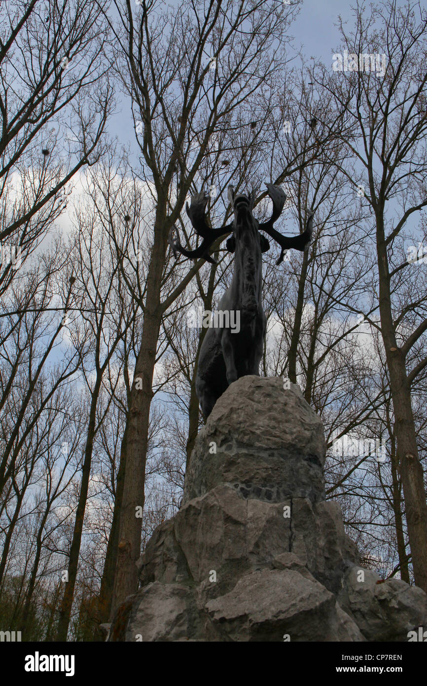 Le Mémorial de Terre-Neuve , en dehors de l'orthographe moderne ( Courtrai Courtrai ) sur la route de Gand, le seul monument du caribou Belge Banque D'Images