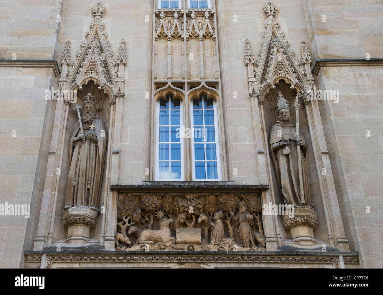 St Jean Baptiste, pierre Walter de Merton et Henry III de la sculpture sur pierre au-dessus de l'entrée de Merton College, Université d'Oxford, Angleterre Banque D'Images