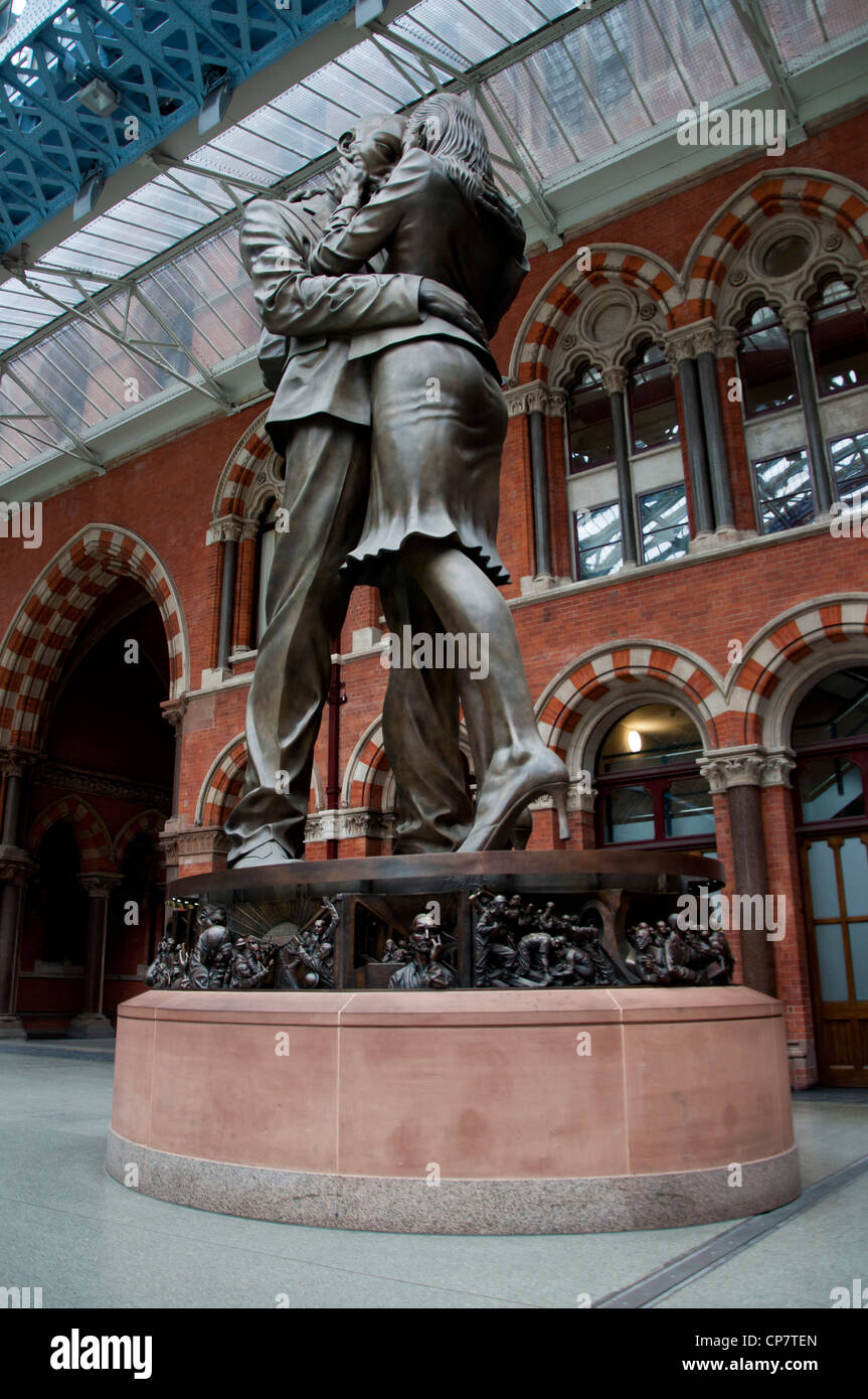 Le lieu de réunion, statue, Saint Pancras, Londres par Paul Day Banque D'Images