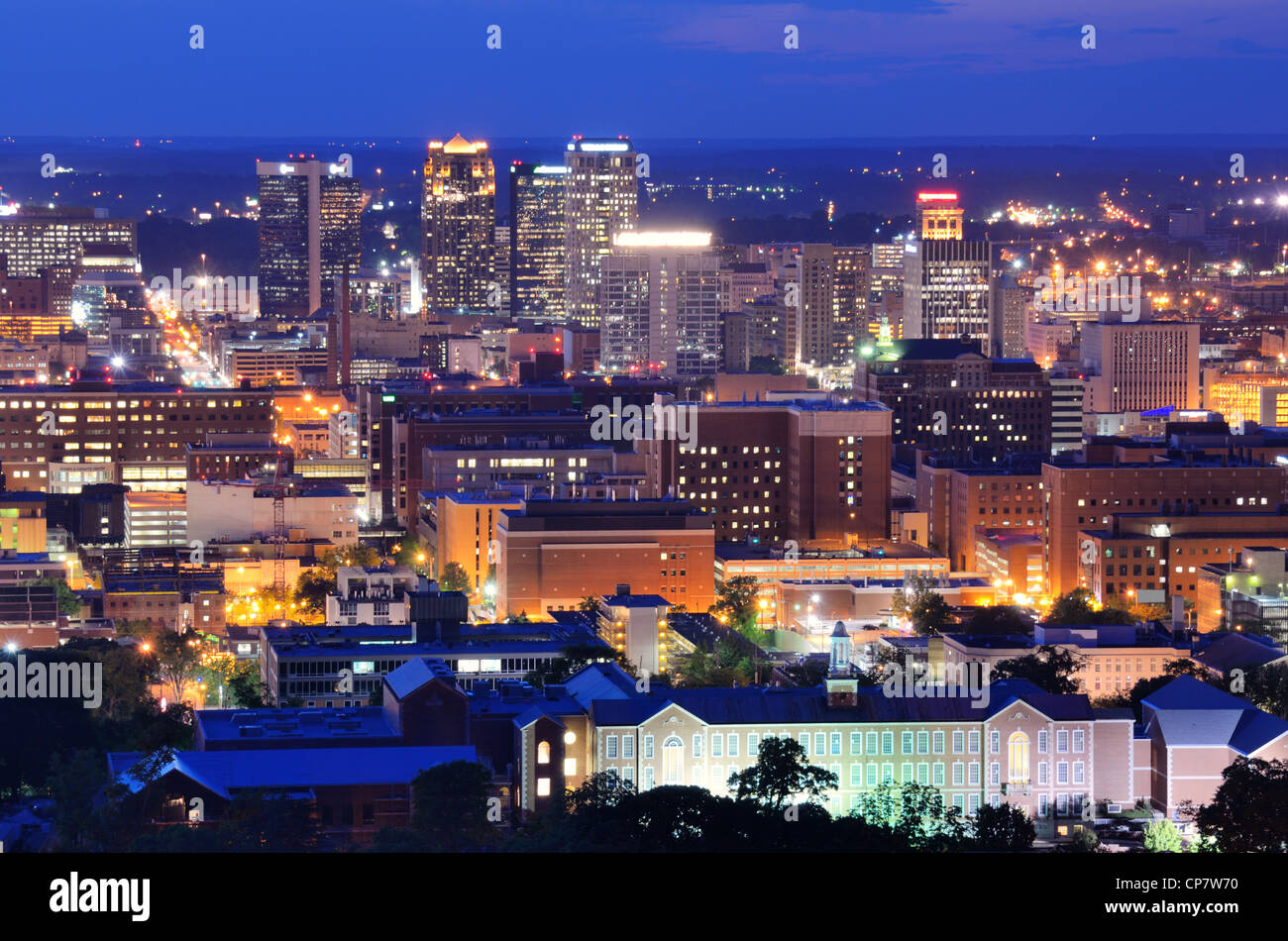 Le centre-ville de Birmingham, Alabama, USA la nuit. Banque D'Images