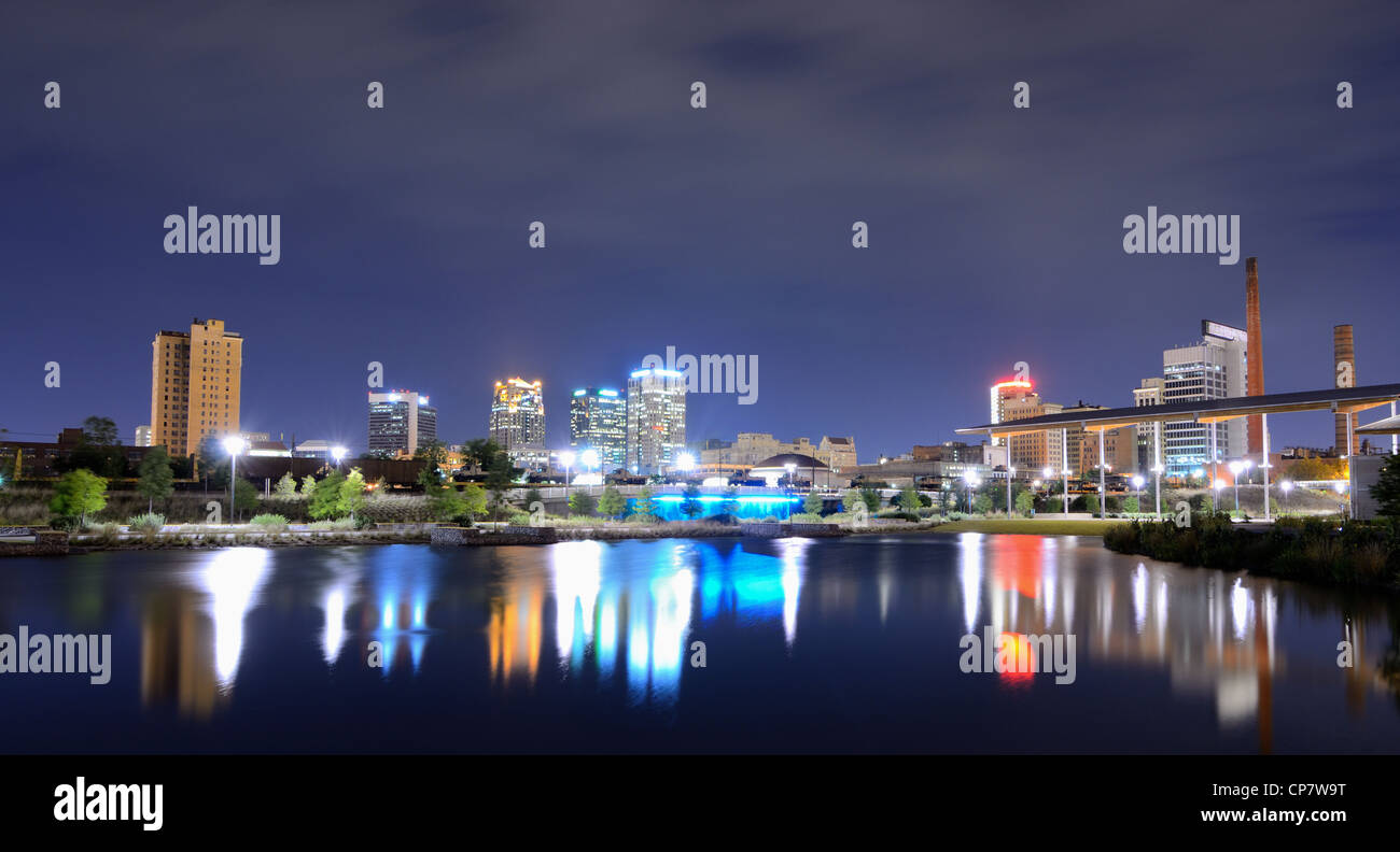 Skyline de Birmingham, Alabama de Railroad Park. Banque D'Images