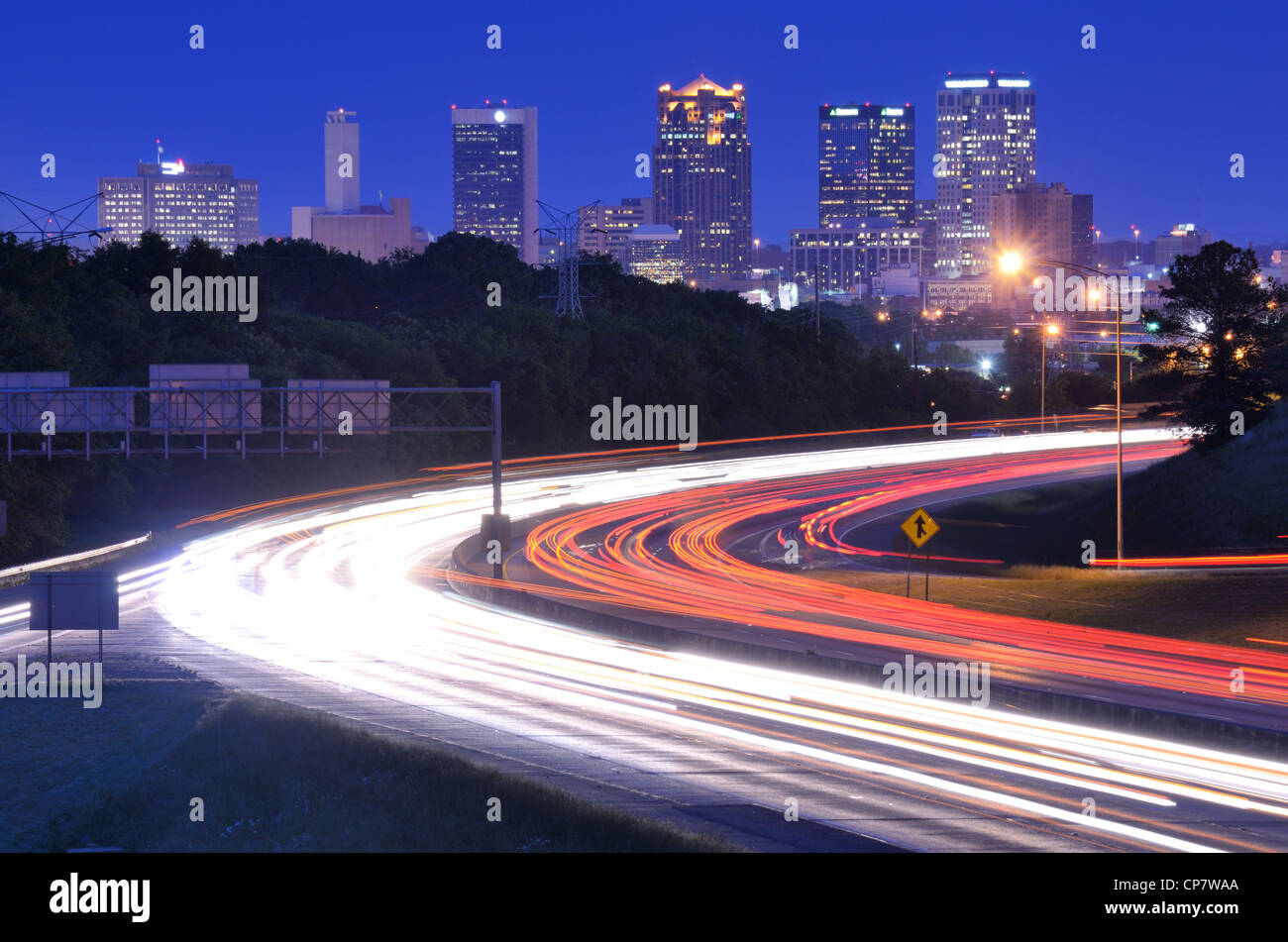 Skyline de Birmingham, Alabama de au-dessus de l'Interstate 65. Banque D'Images