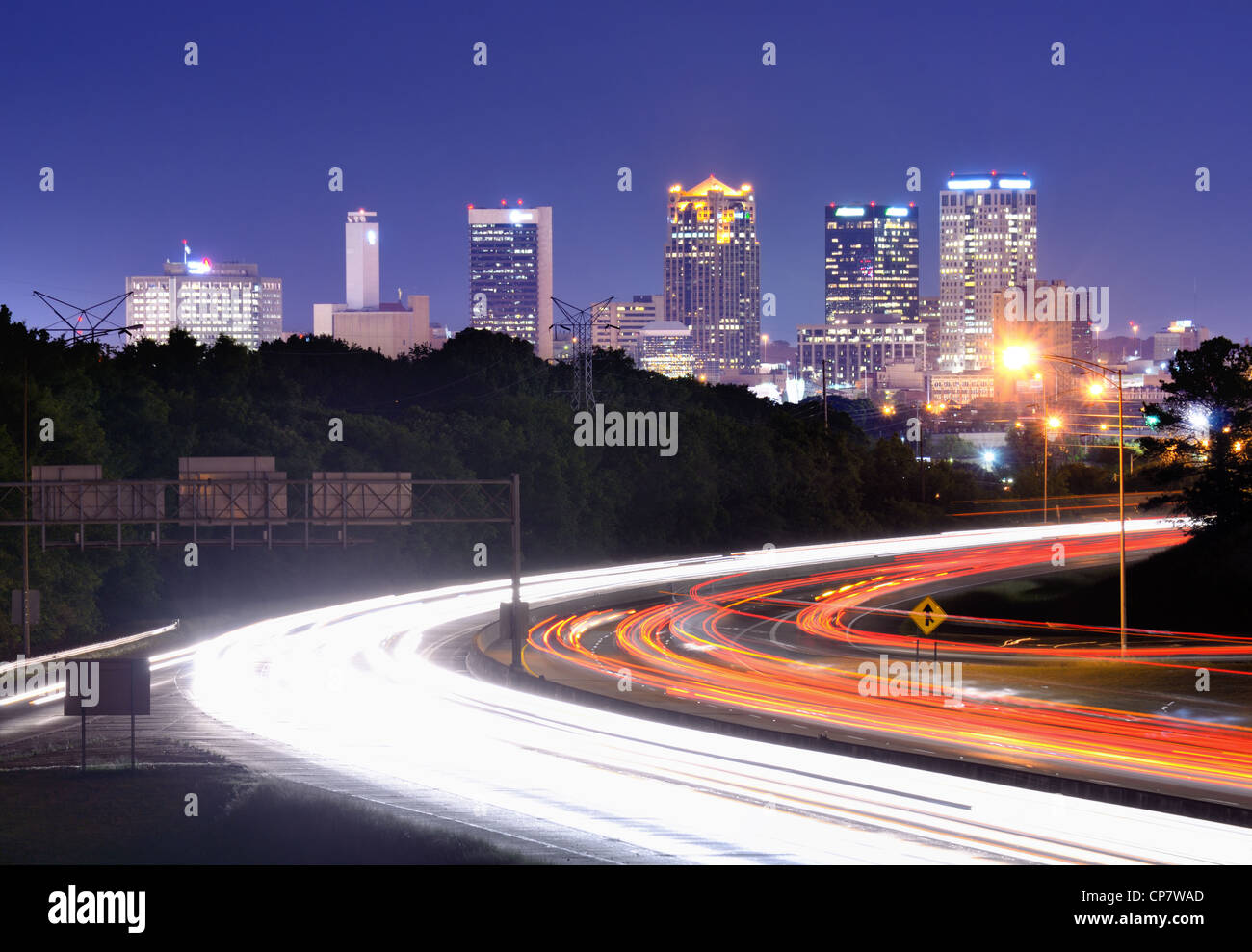 Skyline de Birmingham, Alabama de au-dessus de l'Interstate 65. Banque D'Images