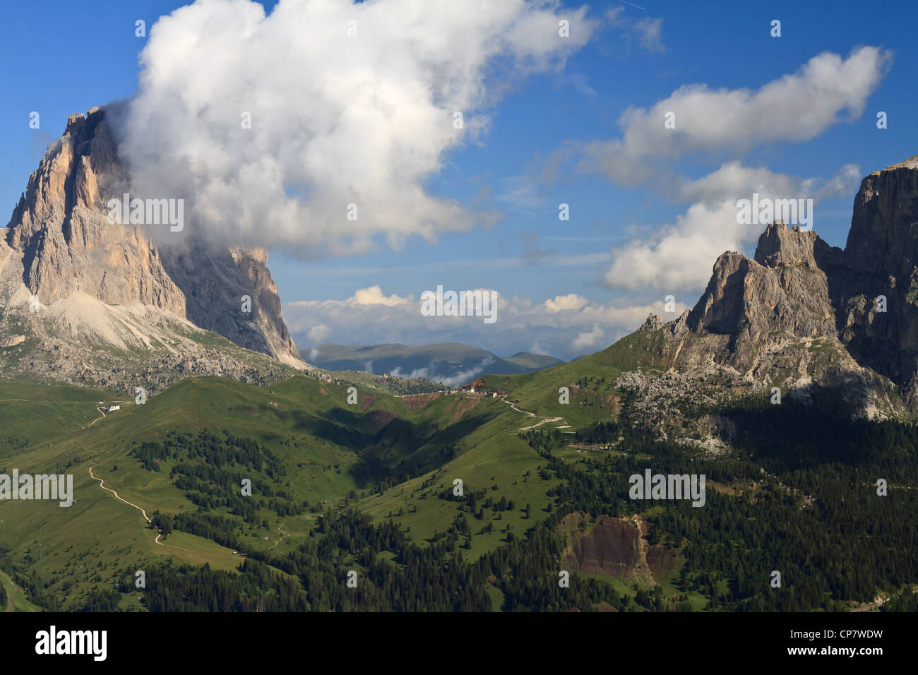 Sella pass entre Gardena et vallée de Fassa, Dolomites italiennes Banque D'Images