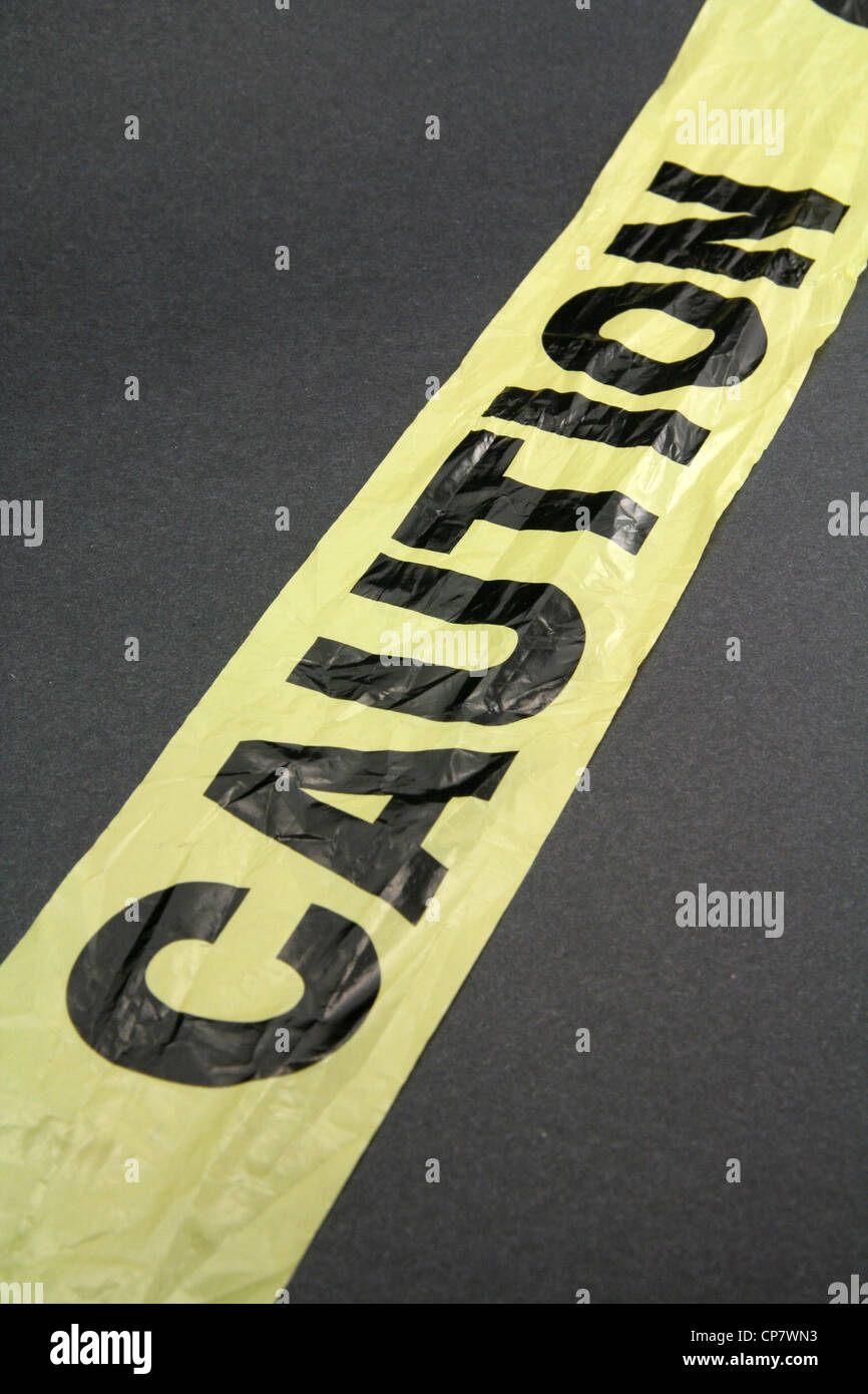 Ruban en plastique jaune avec fond sombre Banque D'Images