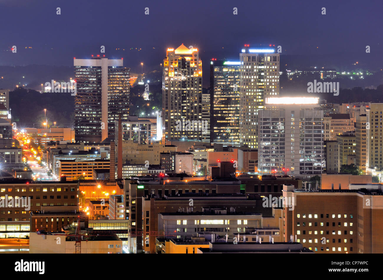 Le centre-ville de Birmingham, Alabama, USA la nuit. Banque D'Images