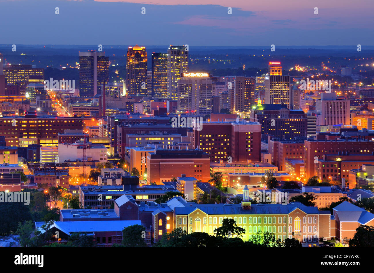 Le centre-ville de Birmingham, Alabama, USA la nuit. Banque D'Images