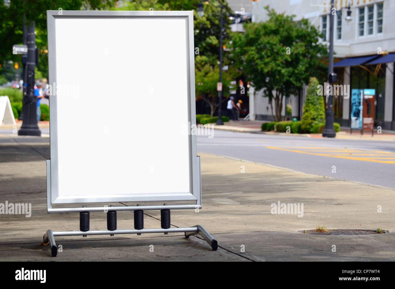 Blank billboard sur un coin de rue pour la publicité Banque D'Images