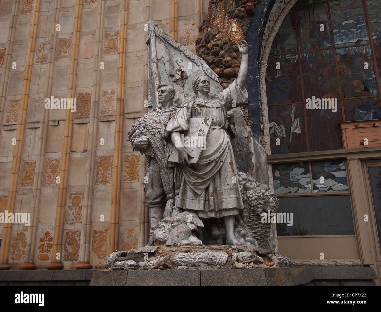 La sculpture de l'époque soviétique à l'entrée du pavillon de l'Ukraine dans le centre panrusse des expositions à Moscou, Russie Banque D'Images