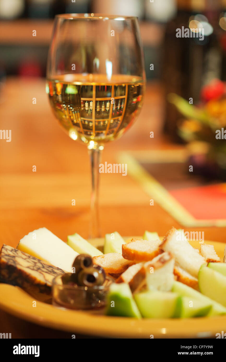 Verre de vin blanc avec des fruits et assiette de fromage, vin Rack Store, Ventura, Californie Banque D'Images