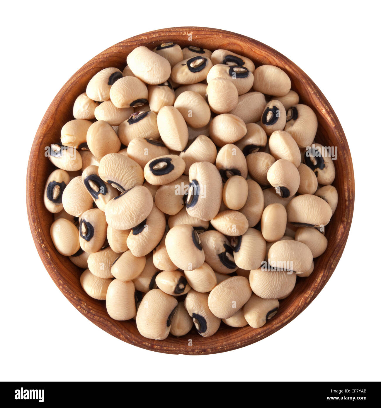Bol en bois plein d'haricots oeil noir isolé sur fond blanc Banque D'Images
