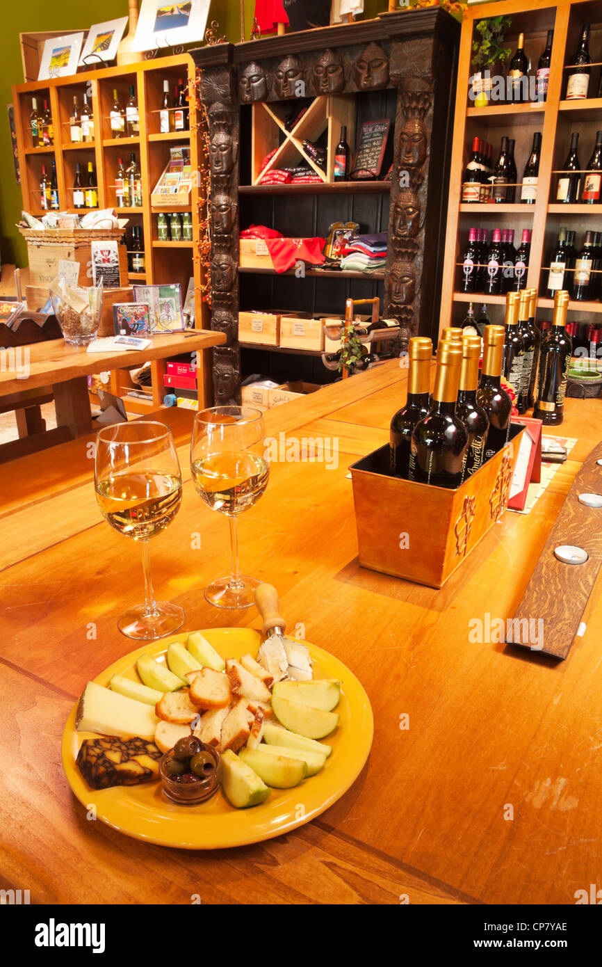 Deux verres de vin blanc avec des fruits et assiette de fromage, vin Rack Store, Ventura, Californie Banque D'Images