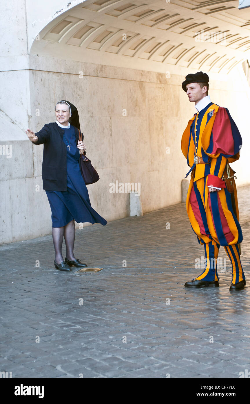 Nun et garde suisse au Vatican Banque D'Images