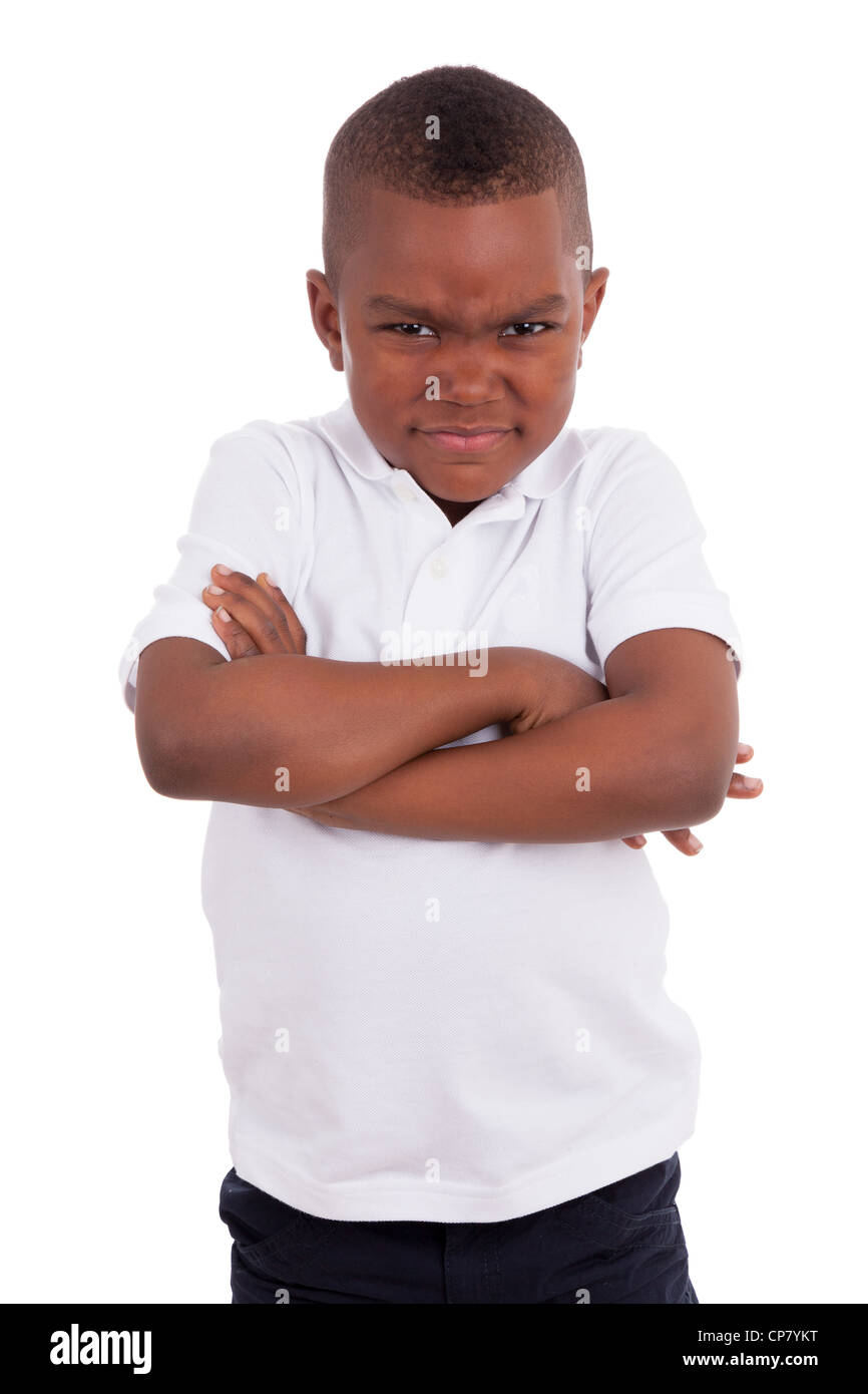 Portrait d'un petit garçon afro-américain en colère, isolé sur fond blanc Banque D'Images