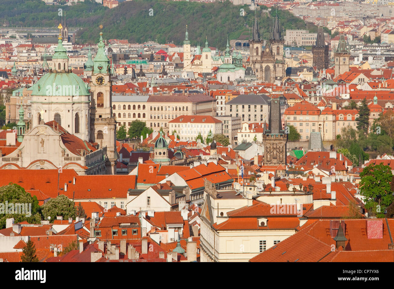 République tchèque, Prague - clochers de la vieille ville sur mala strana toits Banque D'Images