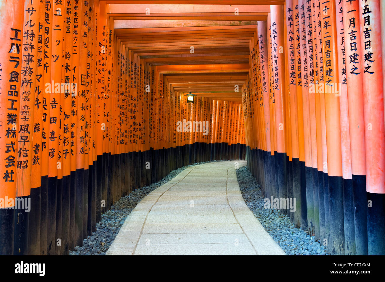 Les milliers de torii rouge Senbon dans Dorii de Fushimi Inari Taisha Kyoyo, Kyoto Banque D'Images