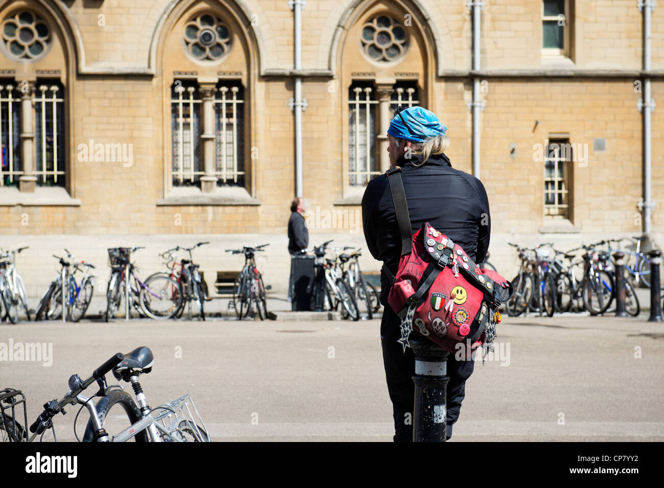 Courrier à vélo avec sac funky, Oxford, Oxfordshire, Angleterre Banque D'Images