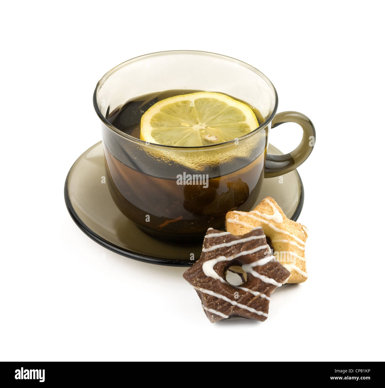 Tasse de thé anglais traditionnel avec biscuit sur fond blanc Banque D'Images