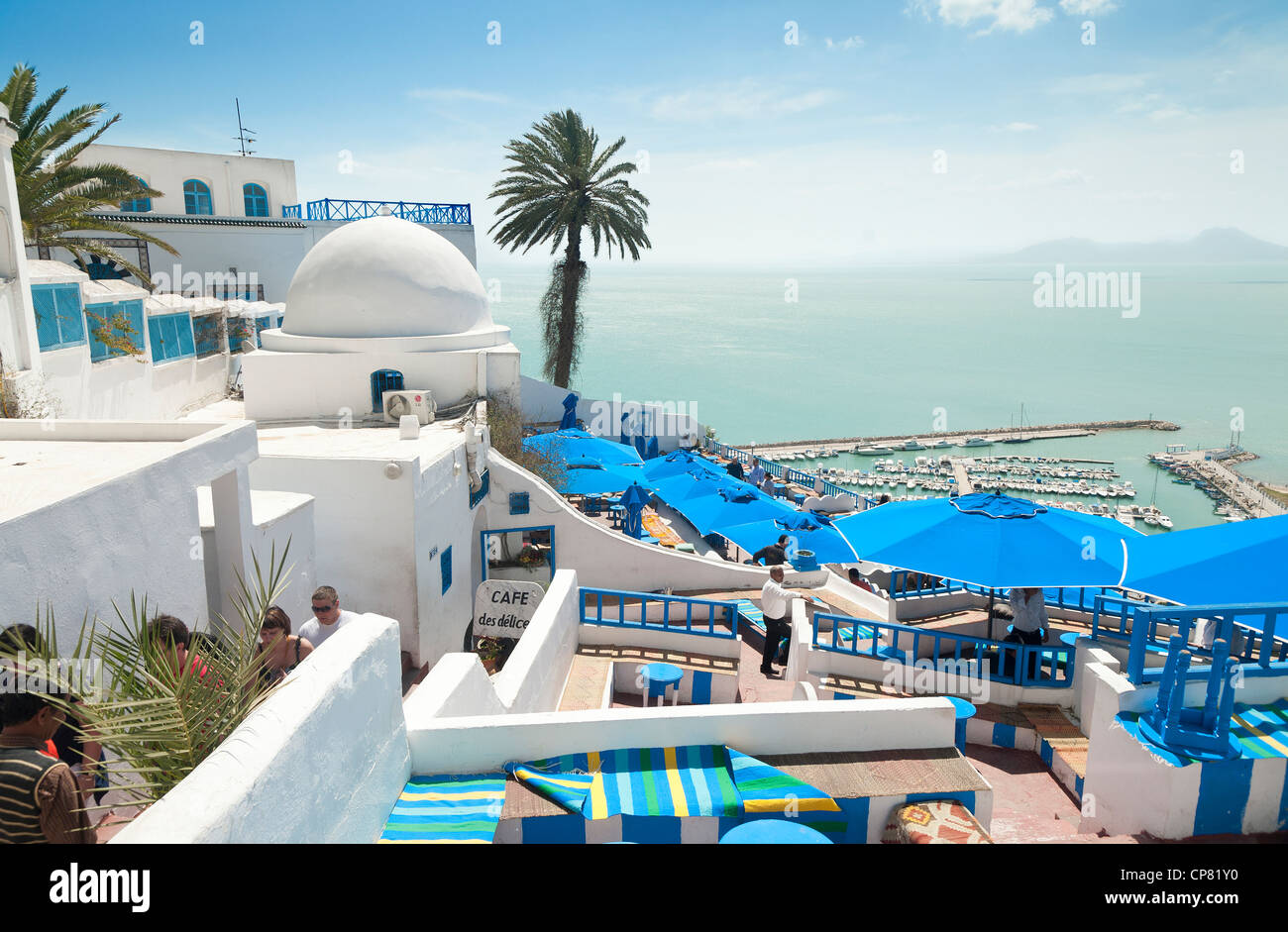 Sidi Bou Said Tunisie - Café Chebaane, baie donnant sur la mer Méditerranée. Banque D'Images