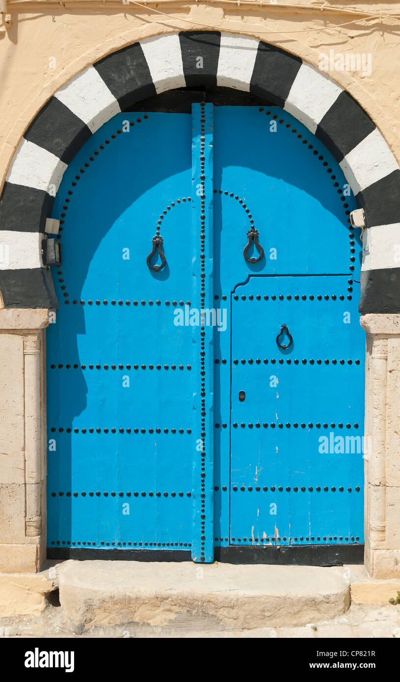 Sidi Bou Saïd, Tunisie - une porte cloutée traditionnels. Banque D'Images