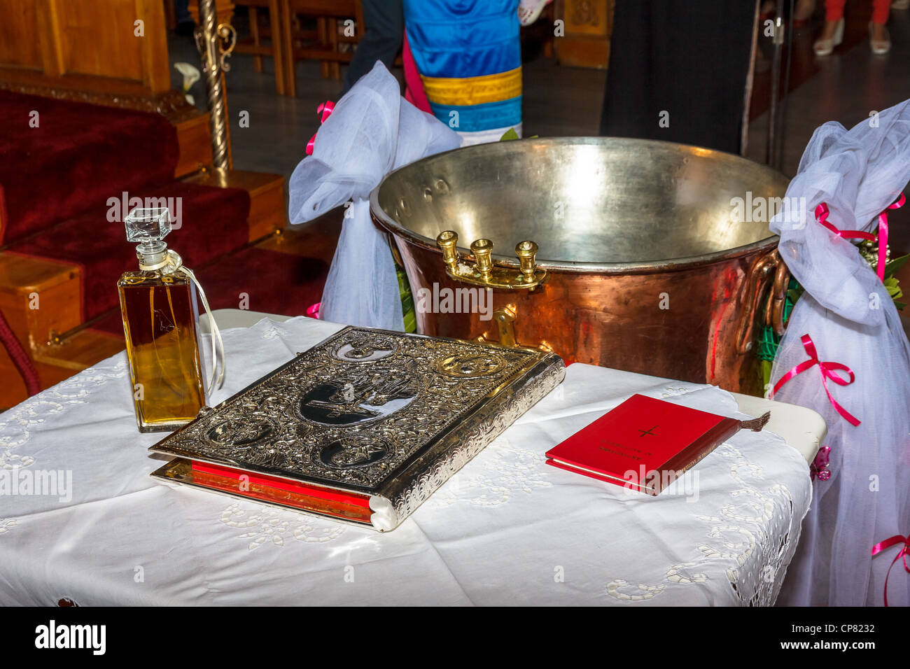 Bouteille d'huile, la police et le saint livre à cérémonie de baptême Banque D'Images