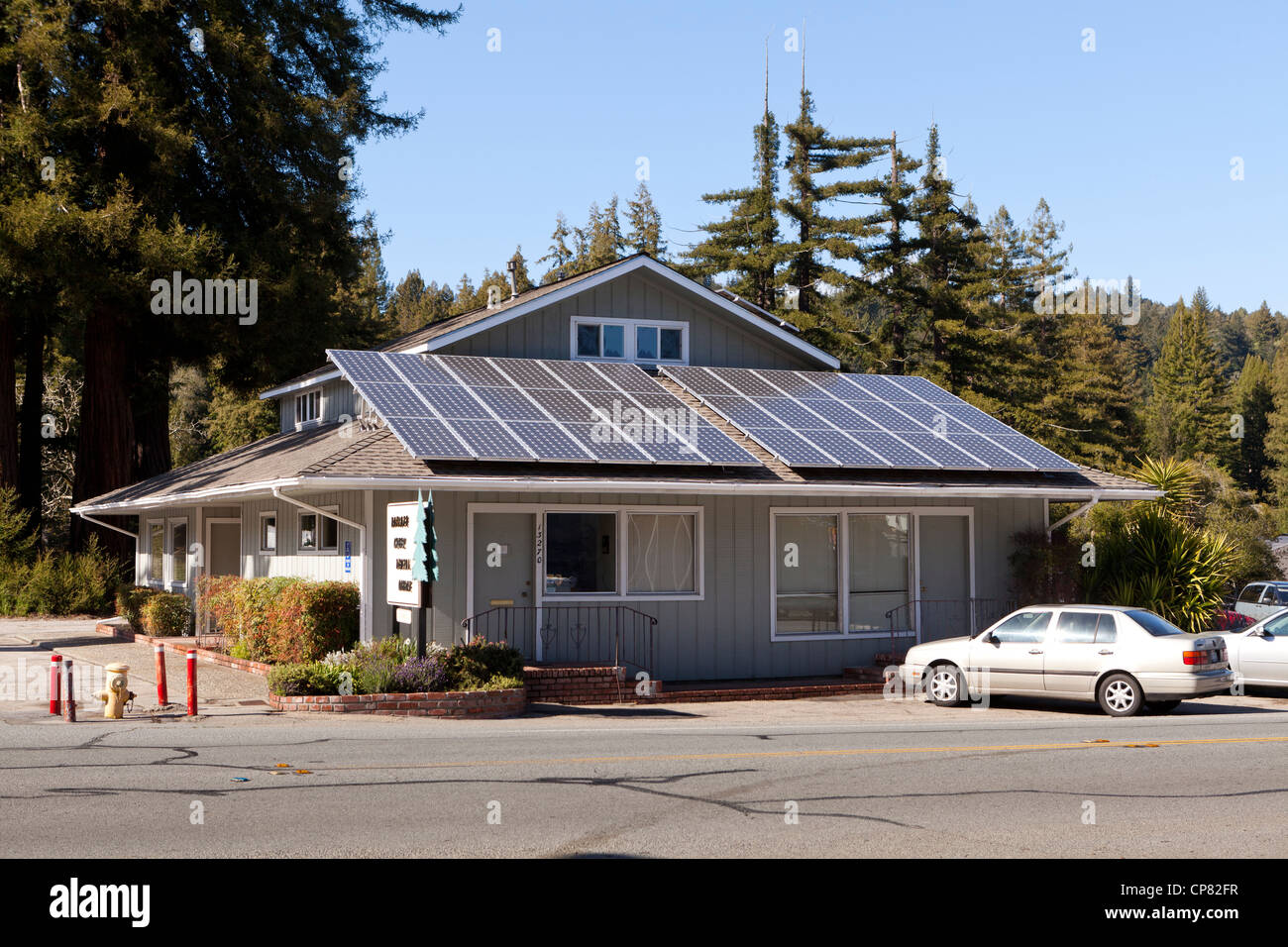 Des panneaux solaires sur la toiture du bâtiment de la petite entreprise - California USA Banque D'Images