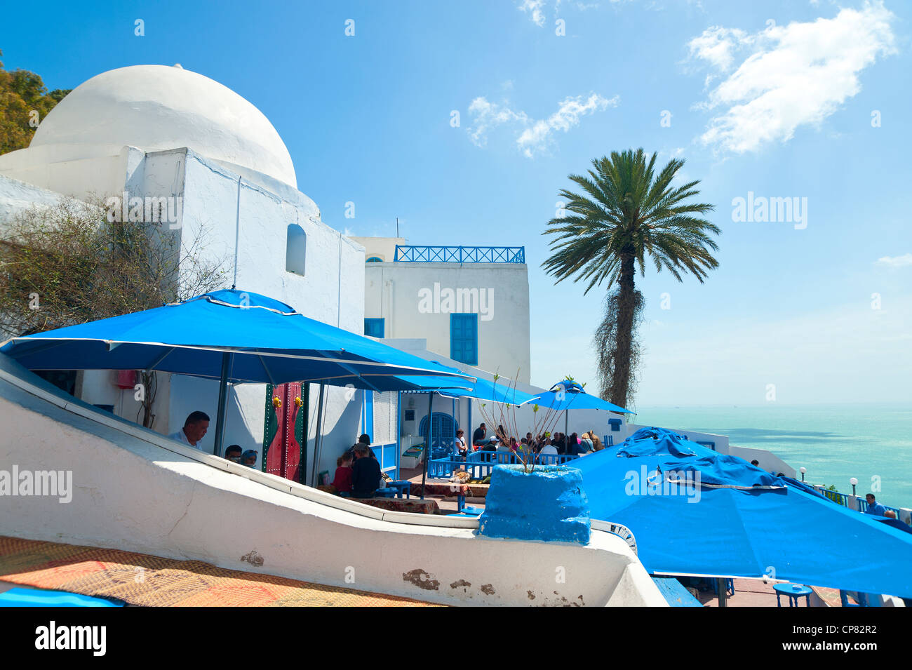 Sidi Bou Said Tunisie - Café Chebaane, baie donnant sur la mer Méditerranée. Banque D'Images