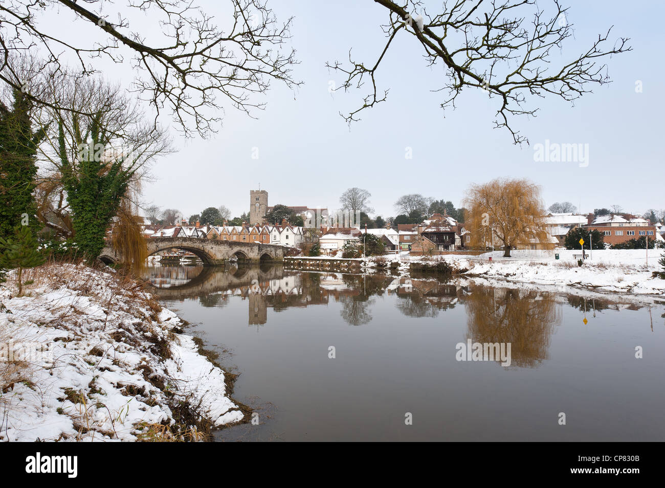 Village de neige lié à Kent Aylesford avec un pont médiéval sur la rivière Medway marée calme réflexion montrant atmosphère tranquille Banque D'Images